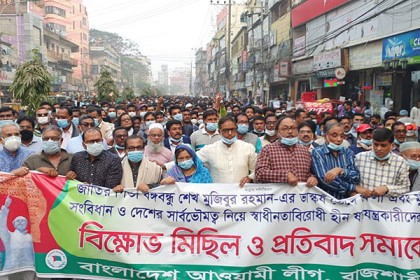 বঙ্গবন্ধুর ভাস্কর্য ভাঙার প্রতিবাদে রাজশাহীতে বিক্ষোভ