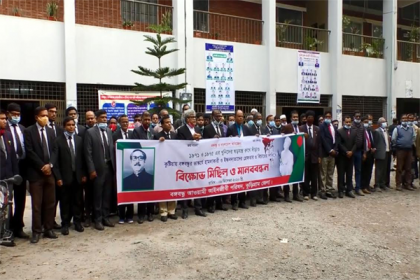 ভাস্কর্য ভাঙচুরের প্রতিবাদে কুড়িগ্রামে মানববন্ধন 

