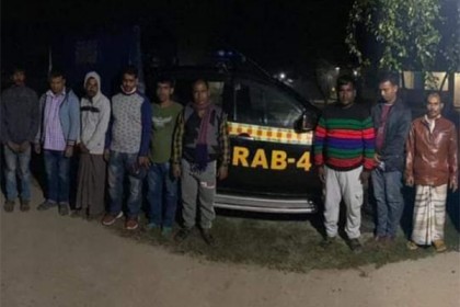 ধামরাইয়ে বাসের ভেতর থেকে ১৫ জুয়াড়ি আটক