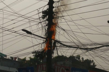নেত্রকোনায় বিদ্যুতের খুঁটিতে আগুন

