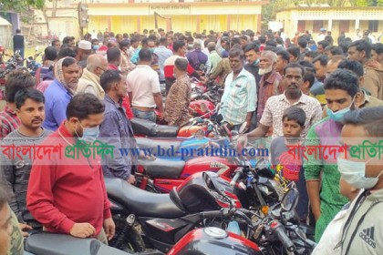 বিদ্যালয়ের মাঠে গাড়ি বেচা-কেনার হাট
