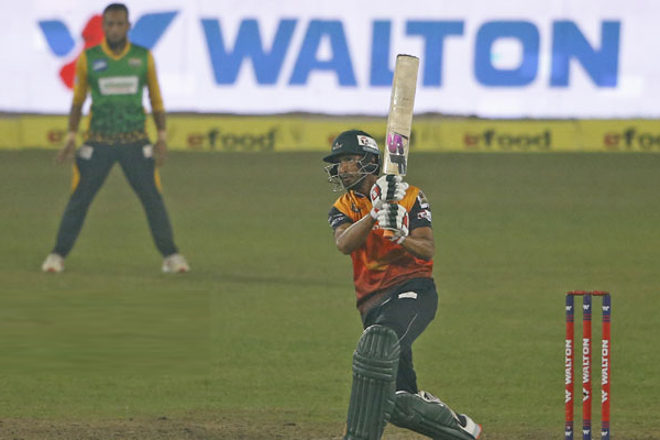 মাহমুদুল্লাহর ঝড়ো ব্যাটিংয়ে টানা তৃতীয় জয় খুলনার (ভিডিও)