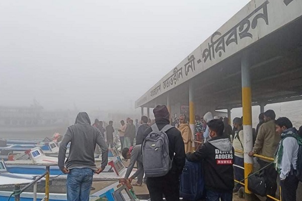 ঘন কুয়াশায় বাংলাবাজার-শিমুলিয়া নৌরুটের সকল যান চলাচল বন্ধ 