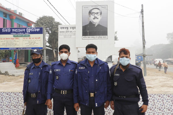 নন্দীগ্রামে পুলিশ পাহারায় বঙ্গবন্ধুর 
ম্যুরাল 