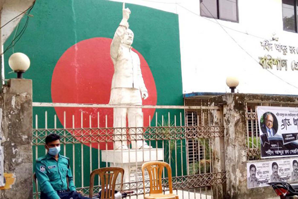 বরিশালে বঙ্গবন্ধুর ভাস্কর্য 
সুরক্ষায় পুলিশ পাহারা