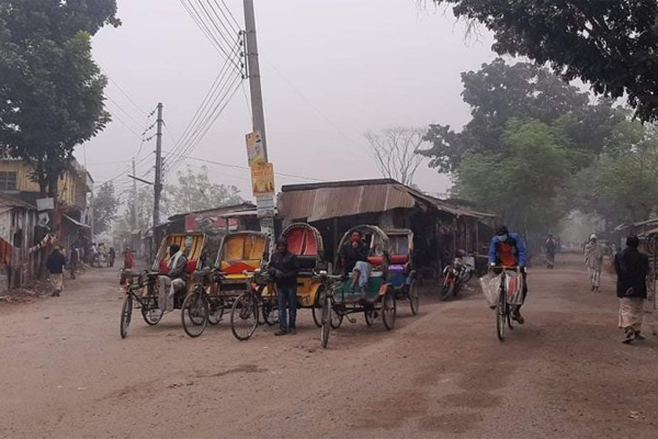 নাটোরে কুয়াশায় বিপর্যস্ত জনজীবন