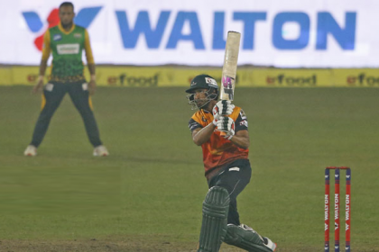 মাহমুদুল্লাহর ঝড়ো ব্যাটিংয়ে টানা তৃতীয় জয় খুলনার (ভিডিও)