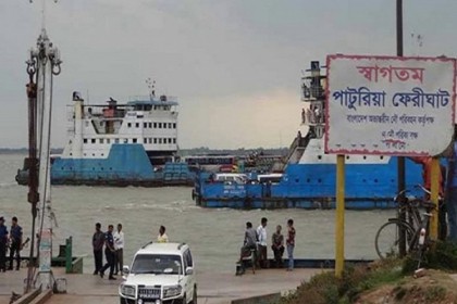 ৯ ঘণ্টা বন্ধের পর পাটুরিয়া-দৌলতদিয়া নৌরুটে ফেরি চলাচল শুরু