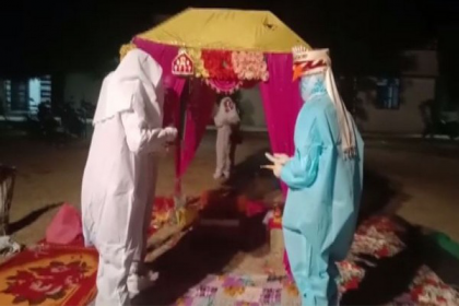 লণ্ডভণ্ড ভারত, কোভিড সেন্টারে করোনা আক্রান্ত তরুণীর বিয়ে!