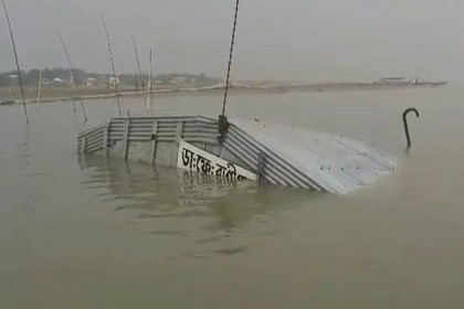 পদ্মায় ড্রেজারের পাইপের সঙ্গে ধাক্কায় ডুবে গেল ফেরি