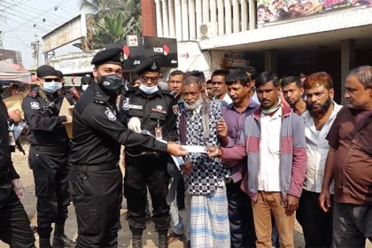 যশোরে র‌্যাবের পক্ষ থেকে মাস্ক বিতরণ