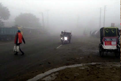 ঘন কুয়াশার চাদরে ঢাকা পড়েছে নওগাঁ