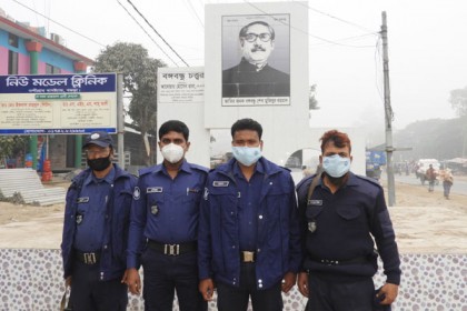 নন্দীগ্রামে পুলিশ পাহারায় বঙ্গবন্ধুর 
ম্যুরাল 