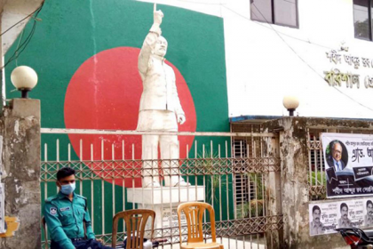 বরিশালে বঙ্গবন্ধুর ভাস্কর্য 
সুরক্ষায় পুলিশ পাহারা
