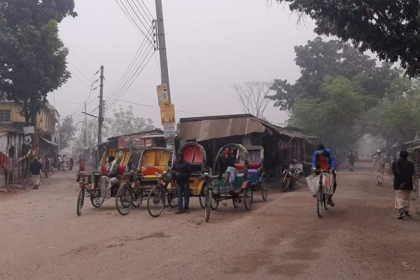 নাটোরে কুয়াশায় বিপর্যস্ত জনজীবন