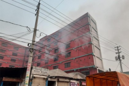 গাজীপুরে পোশাক কারখানা ও দোকানে আগুন