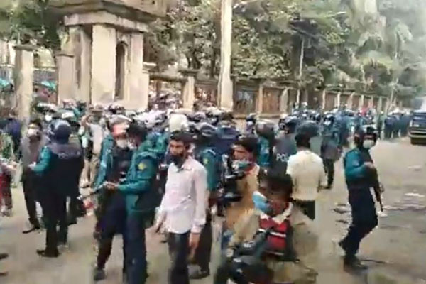 ফুলবাড়িয়ায় উচ্ছেদ অভিযান, প্রতিবাদে রাস্তায় দোকানিরা