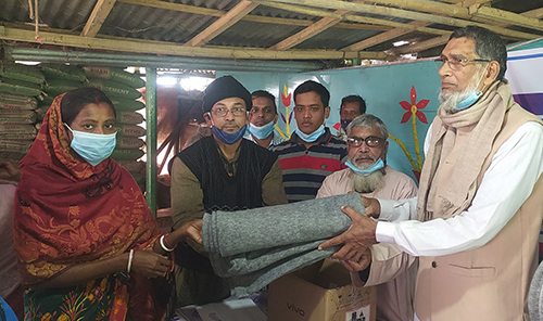 চাঁপাইনবাবগঞ্জে শীতার্ত মানুষের মাঝে কম্বল বিতরণ