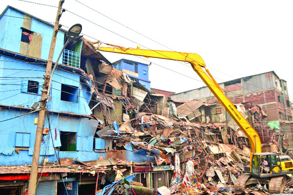 উচ্ছেদ করা হলো হাজী সেলিমের মদিনা ফিলিংয়ের একাংশ