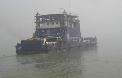 ঘন কুয়াশার কারণে দৌলতদিয়া-পাটুরিয়া নৌরুটে নৌযান পারাপার বন্ধ