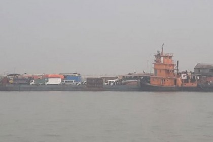 পদ্মায় ফেরি চালকের বুদ্ধিতে রক্ষা পেল ১৯ যানবাহন, বাঁচল ৪ শতাধিক প্রাণ