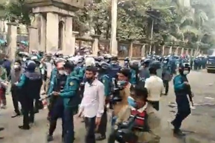 ফুলবাড়িয়ায় উচ্ছেদ অভিযান, প্রতিবাদে রাস্তায় দোকানিরা