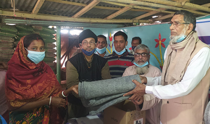 চাঁপাইনবাবগঞ্জে শীতার্ত মানুষের মাঝে কম্বল বিতরণ