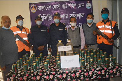 কীর্তনখোলা নদীতে লঞ্চ থেকে বিয়ার ও চোলাই মদ উদ্ধার