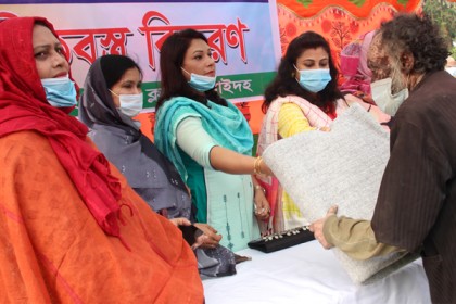 ঝিনাইদহে শীতার্তদের মাঝে কম্বল বিতরণ