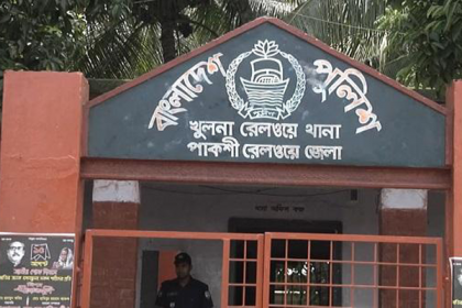 খুলনায় চলন্ত ট্রেনে পাথর নিক্ষেপ, কিশোর গ্রেফতার