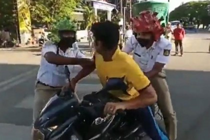 মাস্ক না পরলে ধরে নিয়ে করোনার ওপর রচনা লেখাচ্ছে পুলিশ
