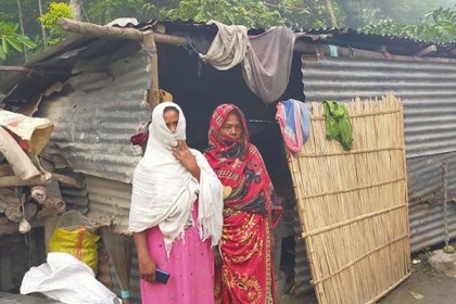 অন্যের জমিতে ভাঙা ঘরে অসহায় বৃদ্ধা সালেহা