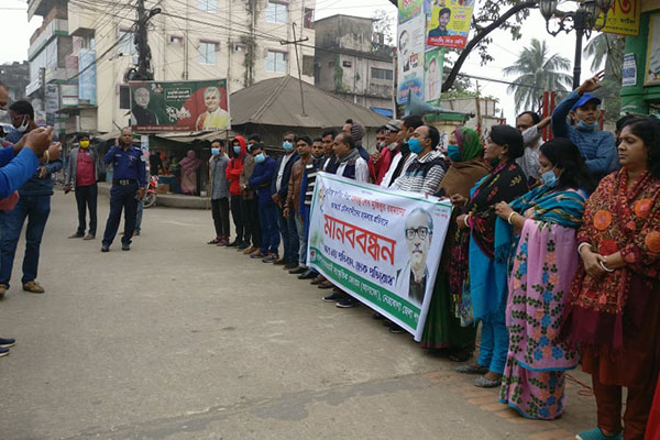 নেত্রকোনায় ভাস্কর্য ভাঙার প্রতিবাদ অব্যাহত