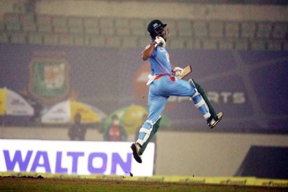 শেষ বলের ছক্কায় খুলনাকে হারালো চট্টগ্রাম