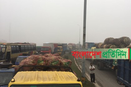 ঘন কুয়াশায় বঙ্গবন্ধু সেতু দিয়ে যান চলাচল ব্যাহত
