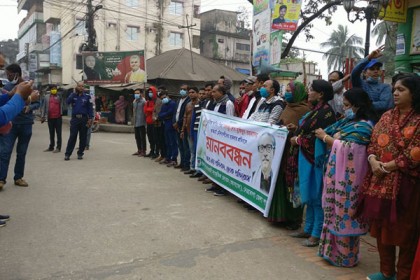নেত্রকোনায় ভাস্কর্য ভাঙার প্রতিবাদ অব্যাহত