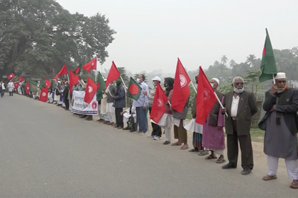 বঙ্গবন্ধুর ভাস্কর্য ভাঙার প্রতিবাদে যশোরে মুক্তিযোদ্ধাদের মানববন্ধন