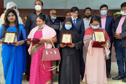 মোংলায় ৫ নারী পেলেন জয়িতা সম্মাননা 