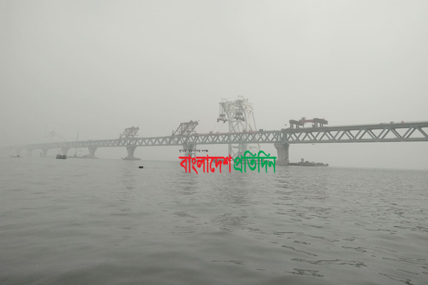পদ্মা সেতুর শেষ স্প্যানটি বসানোর কাজ চলছে