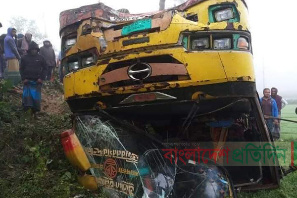 ঝিনাইদহে বাস উল্টে প্রাণ গেল চালকের