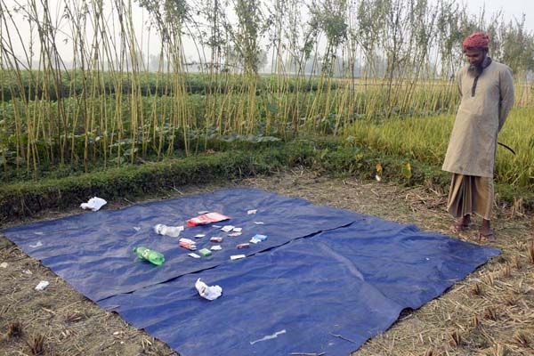 ধুনটে খোলা মাঠে জুয়ার আসর 