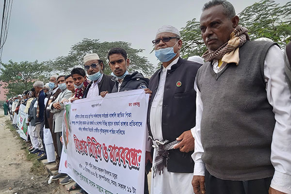ভাস্কর্য ভাঙার প্রতিবাদে কিশোরগঞ্জে মুক্তিযোদ্ধাদের মানববন্ধন