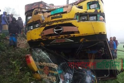 ঝিনাইদহে বাস উল্টে প্রাণ গেল চালকের