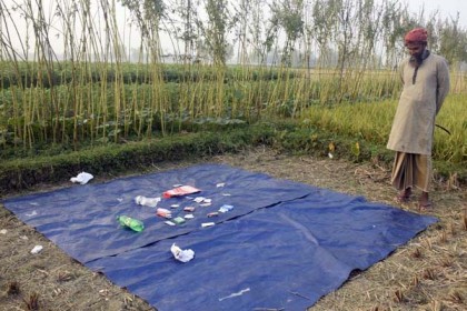 ধুনটে খোলা মাঠে জুয়ার আসর 