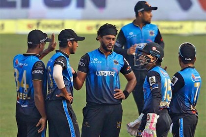 খুলনাকে হারিয়ে শেষ চারে ঢাকা

