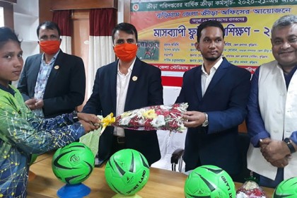 কুড়িগ্রামে মাসব্যাপী ফুটবল প্রশিক্ষণ কর্মসূচির উদ্বোধন