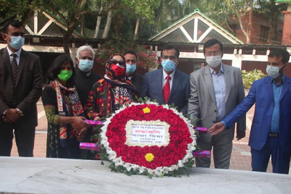 বঙ্গবন্ধুর সমাধিতে তথ্য মন্ত্রণালয়ের সচিবের শ্রদ্ধা