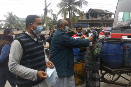 বাগেরহাটে বাস মালিক সমিতির মাস্ক বিতরণ