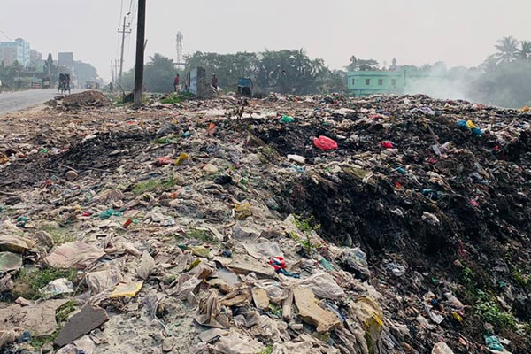 ব্রাহ্মণবাড়িয়ায় মহাসড়কের পাশে ময়লার ভাগাড়