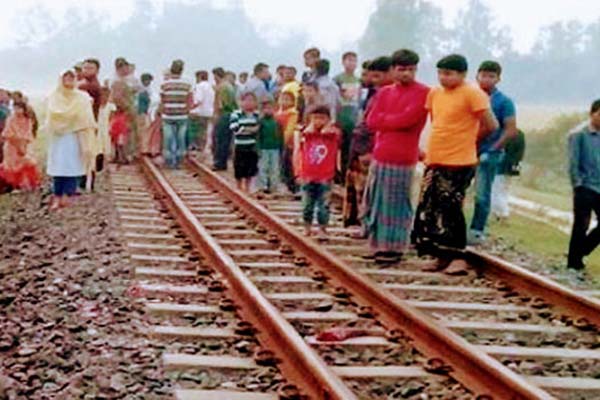সিরাজগঞ্জে রেললাইনে বসে ফোনালাপ, প্রাণ গেল খালা-ভাগ্নির


